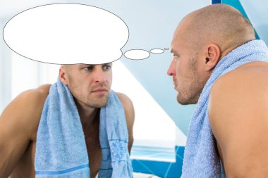 Kabarcık fikirli komik bir adam banyodaki aynaya bakıyor..