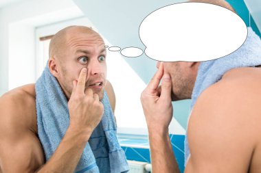 Kabarcık fikirli komik bir adam banyodaki aynaya bakıyor..