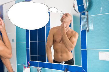 Baloncuk fikirli adam banyoda dişlerini fırçalarken komik bir fotoğraf..