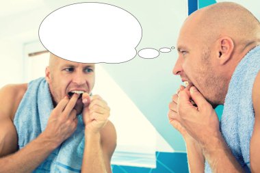 Baloncuk fikirli adam banyoda dişlerini fırçalarken komik bir fotoğraf..