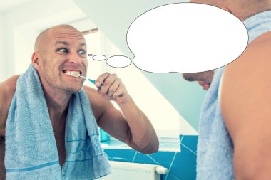 Baloncuk fikirli adam banyoda dişlerini fırçalarken komik bir fotoğraf..