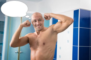 Kabarcık fikirli komik bir adam banyodaki aynaya bakıyor..