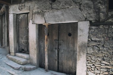 İspanya 'da terk edilmiş eski perili bir ev..