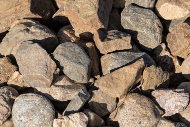 Kahverengi kayalar, dağdaki taşlar.