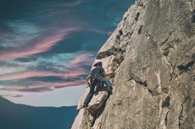 İspanyol dağlarına tırmanan dramatik gökyüzü bulutlu.