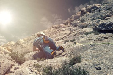 İspanyol dağlarında güneşli bir kaya tırmanışçısı.