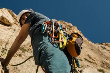 Mavi gökyüzü ile İspanyol dağlarında kaya tırmanışçısı.