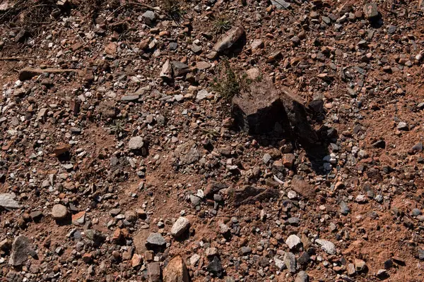 Kahverengi kayalar, dağdaki taşlar.