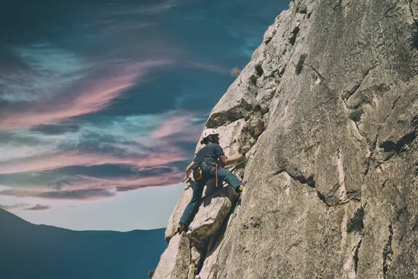 İspanyol dağlarına tırmanan dramatik gökyüzü bulutlu.