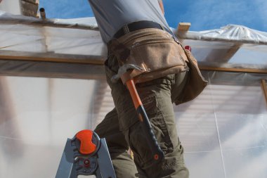 Yumuşak odaklı inşaat işçisi ev onarıyor.