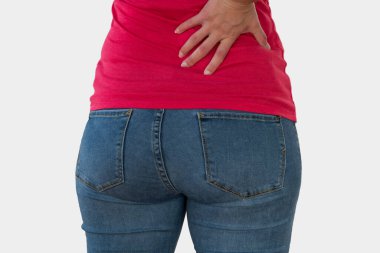 Sırt ağrısı çeken bir kadın, beyaz arka planda bel ağrısı.