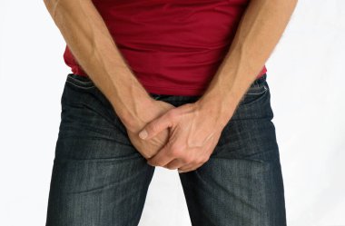 İdrarını tutamayan, prostat ve enfeksiyon sorunu olan bir adam..