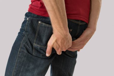 Beyaz arka planda bağırsak sorunları olan bir adam..