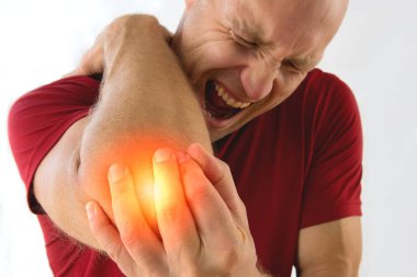 Sağlık sorunu kavramı adamım. Dirsek ağrısı çekiyor..