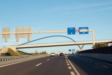 Neuchatel, İsviçre, İsviçre otoyolunda araba trafiği. 