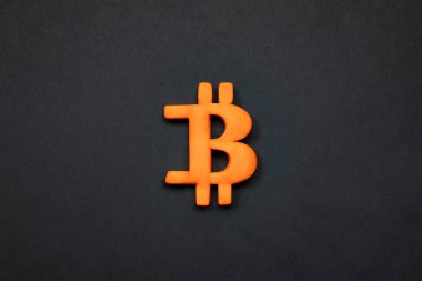 Bitcoin şifreleme parasının sembolü. Siyah arka plan kavramında 3D Altın Bitcoin işareti. Finansal piyasa ve yatırım.
