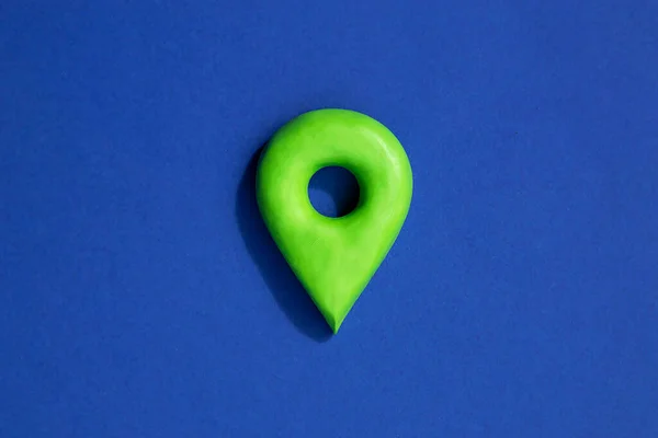 Zielony Symbol Lokalizacji Pinu Niebieskim Tle Ikona Gps Pin Koncepcja — Zdjęcie stockowe