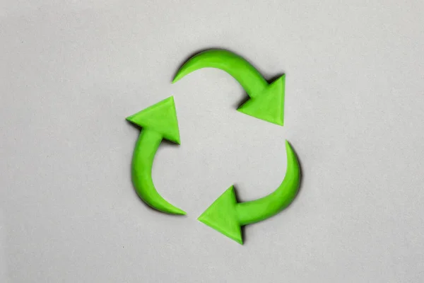 Recyklační Symbol Vyrobený Plasticinu Koncept Udržitelnosti Šedém Pozadí Koncept Recyklace — Stock fotografie