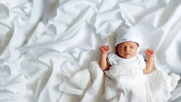 Novorozené Dítě Bílém Klobouku Sladce Spí Bílém Pozadí Místem Pro Royalty Free Stock Obrázky