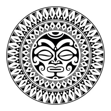 Güneş yüzlü yuvarlak dövme süsü. Afrikalı, aztekli ya da Maya etnik maskeli. Siyah ve beyaz.
