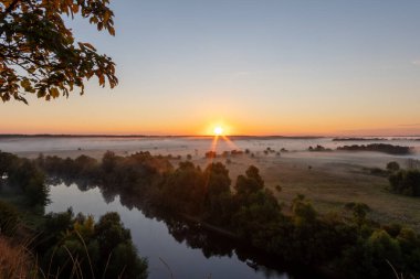 Nehrin üzerinde gün doğumu