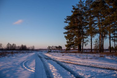 Gün batımında kış yolu