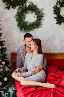 Yeni yıl. Mutfakta açık pembe Noel süsleriyle geçen bir aşk hikayesi. Giysiler, kalın kazaklar. Yeni yıl konsepti. Yaşam tarzı. Yüksek kalite fotoğraf