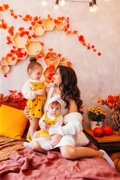Mom Two Little Beautiful Daughters Autumn Pumpkins Yellow Leaves Family — Stock Photo, Image