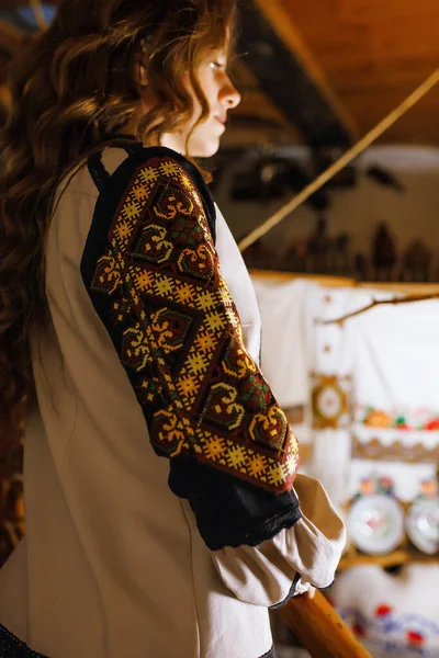 Красивая Молодая Девушка Этнической Вышиванке Рубашка Вышита Вручную Украинская Брюнетка — стоковое фото