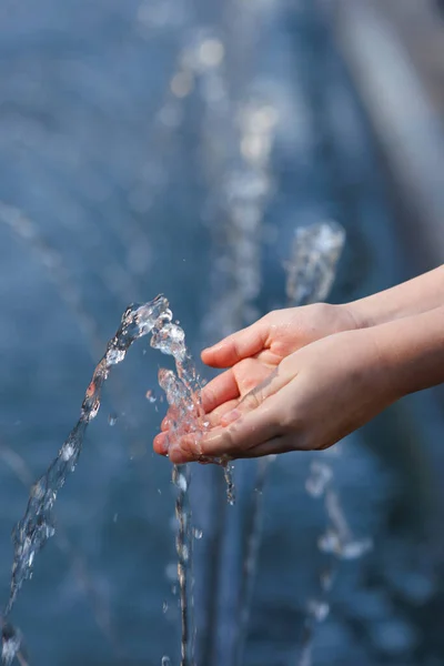 Mãos Perto Uma Menina Pegando Água Azul Clara Uma Fonte — Fotografia de Stock