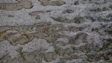 Köpüklü su. Şelaleden sonra su. Yavaş çekim.