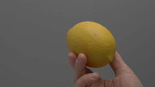 Citron Otáčí Ruce Šedém Pozadí — Stock video