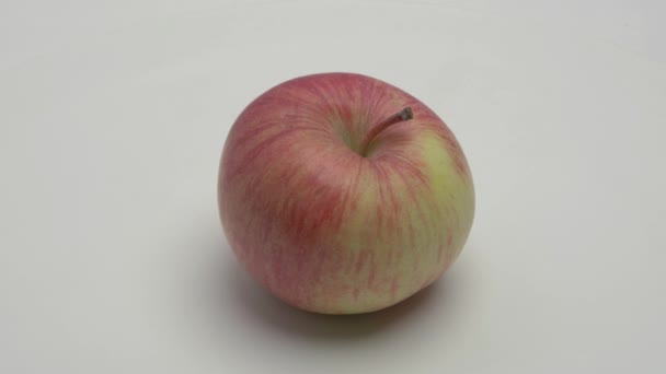 Jabłko Obraca Się Białym Tle Filmik — Wideo stockowe