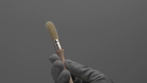 Ein Runder Pinsel Rotiert Einer Hand Auf Grauem Hintergrund Video — Stockvideo