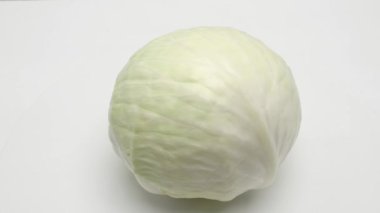 Beyaz lahanaya yakın çekim. Döndürme. Beyaz arkaplan