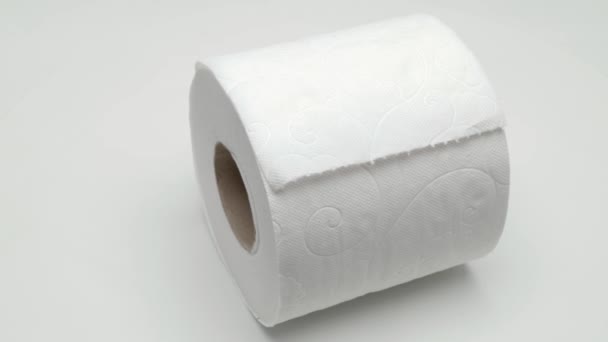 Panorama Der Toilettenpapierrolle Auf Weißem Hintergrund Video — Stockvideo