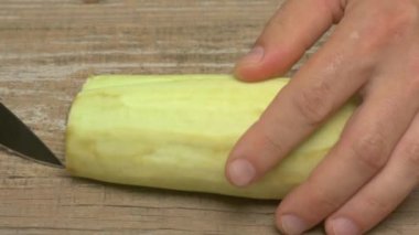 Canlı sarı bir kabak kırsal ahşap bir yüzeyde duruyor, pürüzsüz dokusunu güzel bir şekilde sergiliyor.