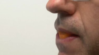 Bir bireyin çeşitli ifadelerini ve ayırt edici özelliklerini vurgulayan ayrıntılı bir profil görünümü