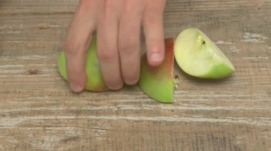 Lezzetli ve lezzetli taze elmaların tadını çıkarın. Bunlar besleyici bir atıştırmalık olarak ya da çeşitli tariflerde mükemmeldir.