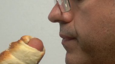 Düşünceli, gözlüklü, derin düşüncelere dalmış ve yoğun odaklanma gösteren bir adamın yakın plan profili.