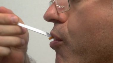 Şık gözlükler takan bir adamın detaylı profil görüntüsü. Benzersiz yüz hatlarını ve ifadelerini vurguluyor.