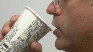 Bu, düşüncelerini ve duygularını derin derin düşünen bir insanı gösteren bir yan profil.