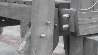 Bu ahşap bir yapının yakın çekim görüntüsü açıkça metal bağlayıcıları gösteriyor, bu da istikrarını arttırıyor.