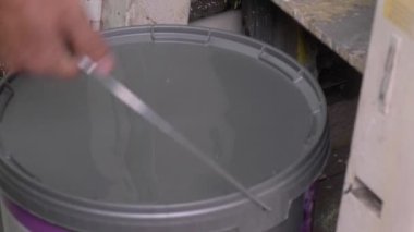 Bu görüntü çeşitli makine parçalarını ve bir ortam ortamında gerekli depolama ve ekipmanları gösterir