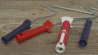 Renkli boya rulo tutacaklarından ve DIY boyama projeleriniz için çeşitli eklentilerden oluşan canlı bir çeşitlilik