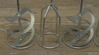 Bu metal tutucular, toplantılarda içkileri dengelemek için özel olarak tasarlandı. Hem konforu hem de stili sağlamak için.