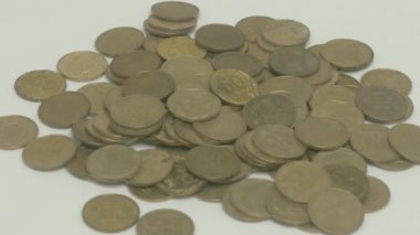 Ahşap bir yüzeye yığılmış çeşitli eski para dizileri eşsiz ve karmaşık tasarımlarını sergiliyor.