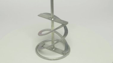 Bu çok yönlü bir metal spiral karıştırıcı. Verimli havalandırma ve çeşitli sıvıların harmanlanması için tasarlanmış.