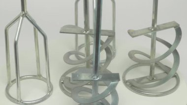 Bu koleksiyonda çeşitli gıda hazırlama ve karıştırma görevleri için yüksek kaliteli metal karıştırma eklentileri yer almaktadır.