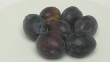 Beyaz bir tabakta canlı, sulu eriklerin yakın çekimi zengin renklerini ve eşsiz dokusunu gözler önüne seriyor.